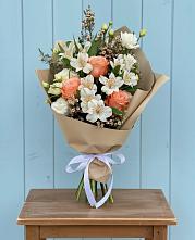 Букет цветов из:  Альстромерии, Лизиантусы, Розы и Хризантемы в Темникове