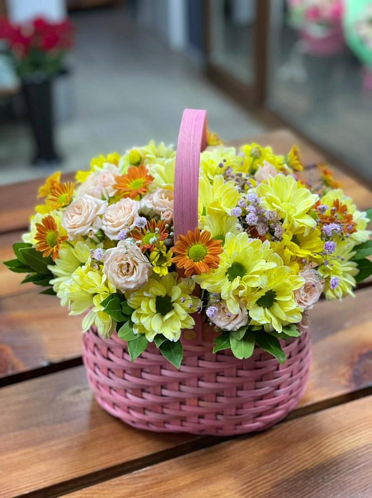 Цветочная композиция из Хризантемы и Розы в корзине в Темникове