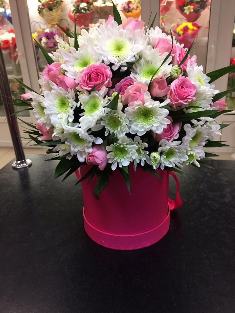 Цветочная композиция из Розы и Хризантемы в шляпной коробке в Темникове