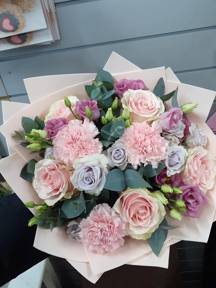 Букет цветов из: Розы, Гвоздики и Лизиантусы в Темникове